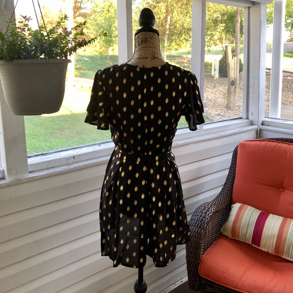 🍃LAST 1 Sm💕NWT Black&Gold Flutter Sleeve Romper - Picture 13 of 14